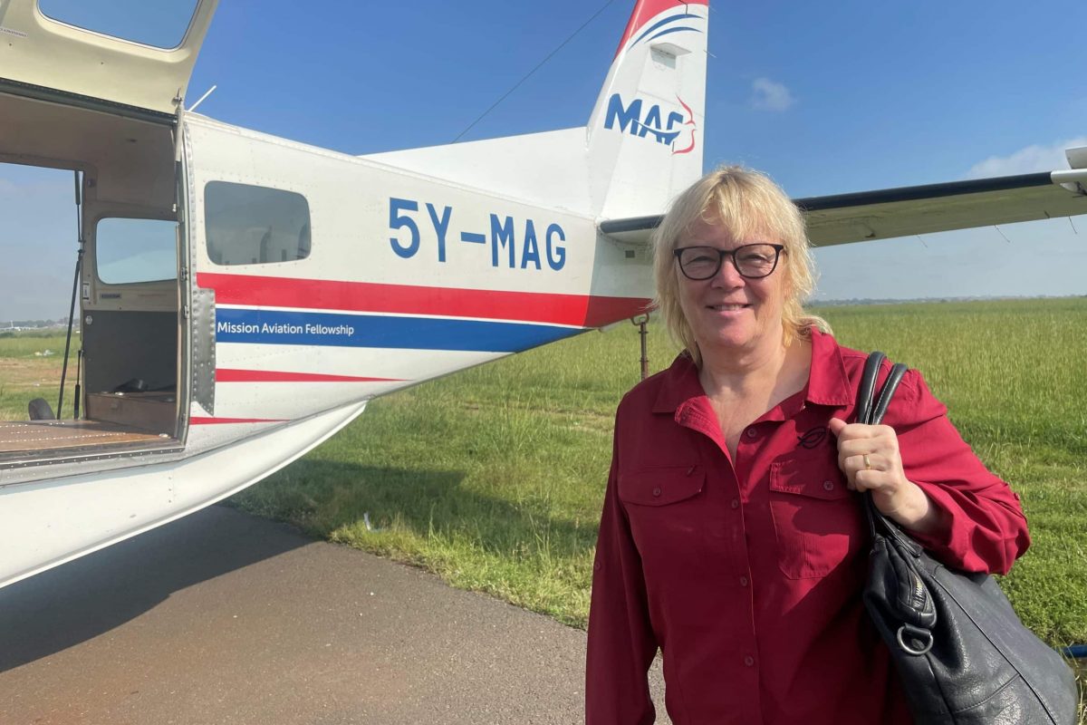 11-10 Birgitte Qvist-Sørensen foran MAF-fly i Juba