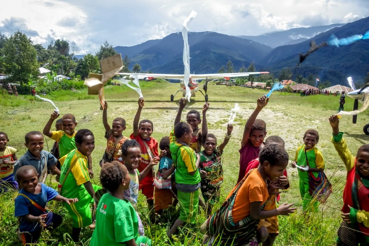 Børn i PNG siger farvel til MAF-fly