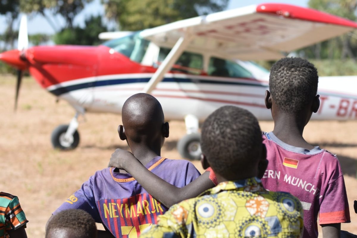 The annual tournée médicale (medical tour) has long been a feature of MAFs ministry in Chad. Working with local church partners, Eglise Evangelique du Tchad, a doctor and an administrator are flown to a number of remote locations over the course of a week, where they try to see as many patients as possible, and provide training for any local staff. The 2019 tournée took place in December and focussed on southern Chad, with pilot Becki Dillingham and her family based at Chageen, a village located within easy reach of all the proposed destinations. The 182 at Chageen.